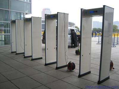 工廠應該配備哪些安全設備?安檢門(圖1)